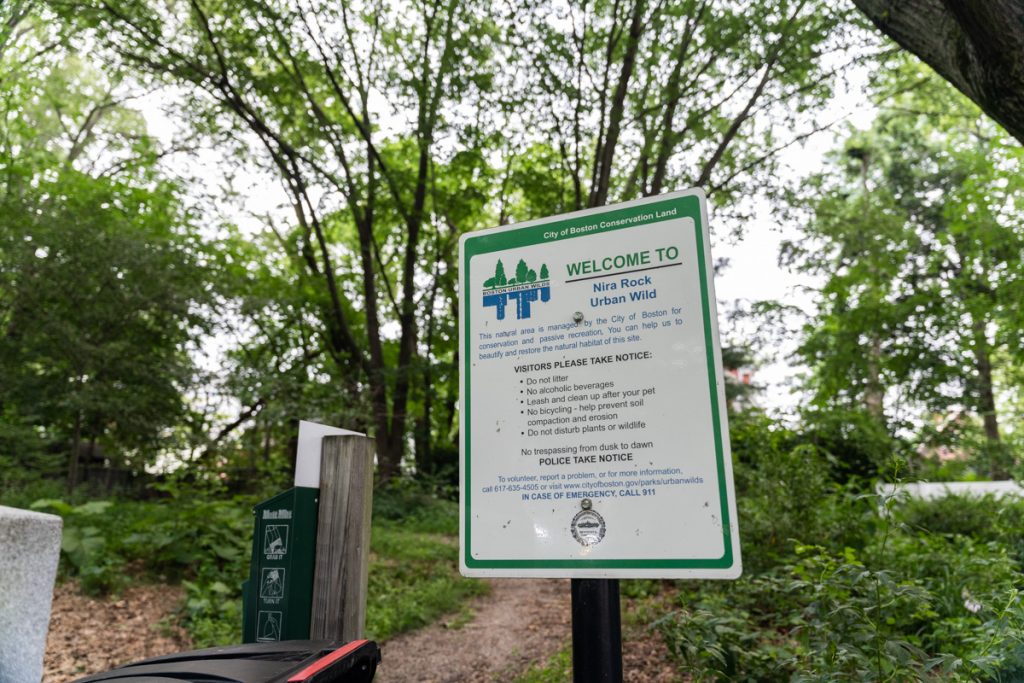 A sign welcoming visitors to Nira Rock Park