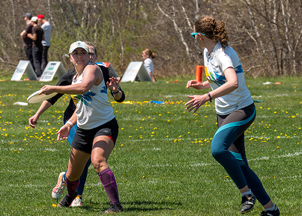 Melissa DiBerardino playing ultimate frisbee on a field